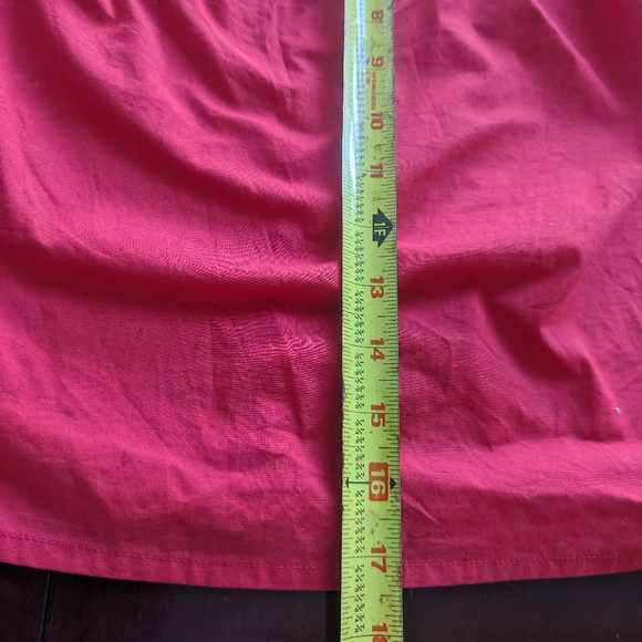 Off or on the shoulder red top. Sexy and lightweight. Size 2-6 - Picture 4 of 7